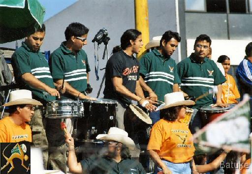 File0002 En los vaqueros de Xochimilco.  
Este fue nuestro primer trabajo.Los padres de familia nos pagaban por ambientar los partidos de futbol americano de sus hijos. A falta de repinique usbamos un djemb, en lugar de surdos improvisamos unos tombs de batera...